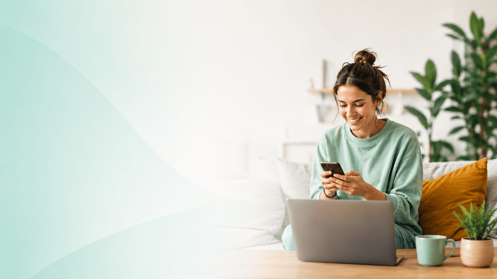 Vrouw shopt online met laptop en telefoon
